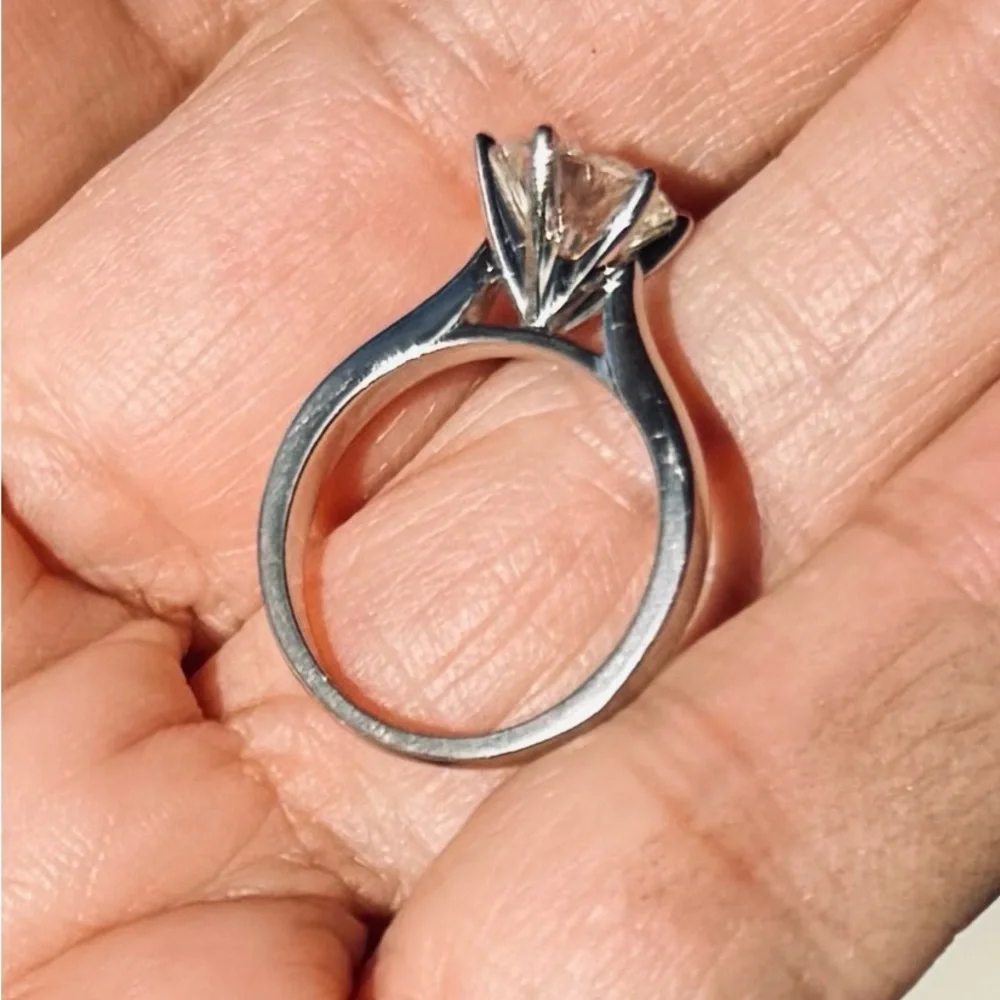 Stunning 14K White Gold Solitaire Ring